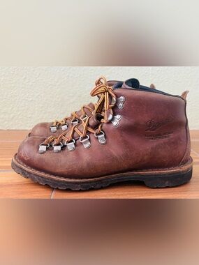Danner Mountain Light Brown Boots Size: 7.5